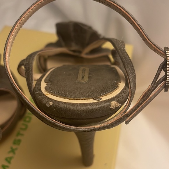 Olive green flower adorned heel size 9.5 - Picture 4 of 8